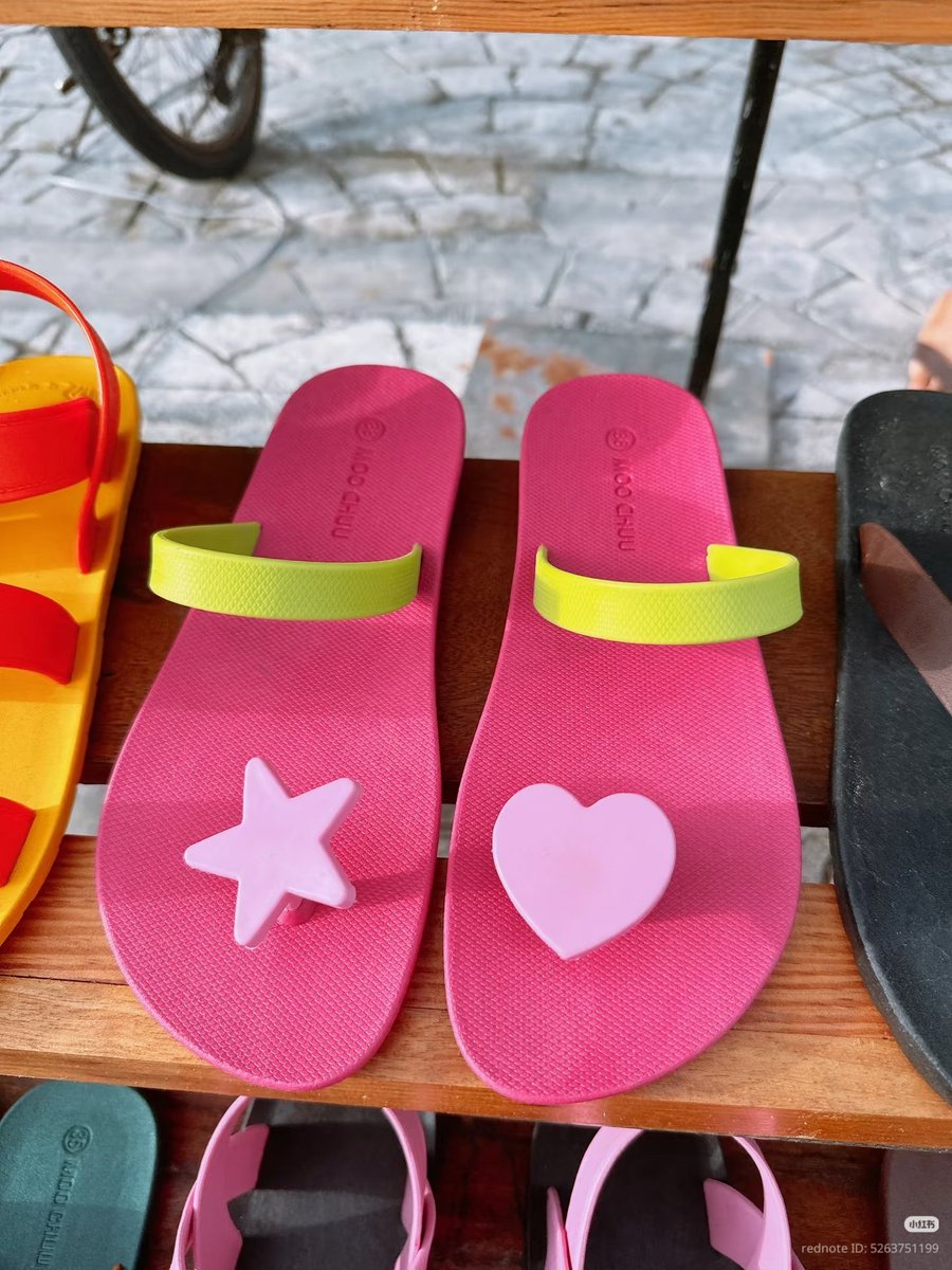 squieshye's tweet photo. GA NYANGKA NEMU SANDAL SELUCU INI 😭 MODELNYA UNIK, COCOK DIPAKAI DAILY😩 https://t.co/c88HwBONdM