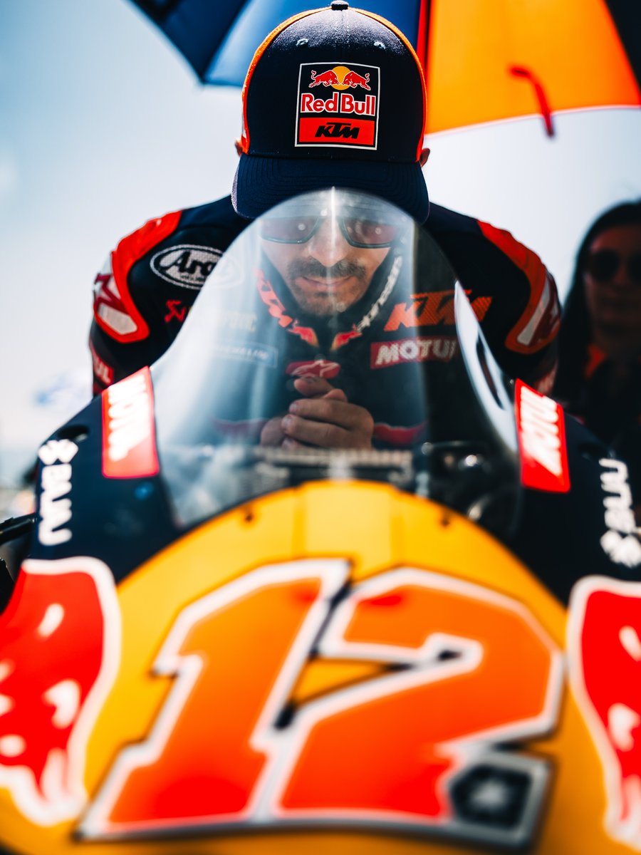motto_motogp's tweet photo. まあそうなるでしょうねっていう。約束されていたはずの来季の契約を破棄されたことでKTMと戦争状態に突入したマーベリック・ビニャーレスは、夏休み明け、MotoGP後半戦の開幕となるイギリスはシルバーストーン戦に参戦せず、KTMは代わりにテストライダーのポル・エスパルガロの招集を決定。ビニャーレスはこのまま解雇となり、MotoGPでの現役生活を終える可能性が出てきた。

昨年のザクセンリンクで負った肩の怪我ですっかり調子を崩し、手術を受けたもののビニャーレスの速さは戻らず。肩の具合も万全とはいえないまま、休んだり走ったりまた休んだりとしている間にKTMは来季に向けての計画を着々と進め、ビニャの完全回復を待つことなくライダーラインナップを決定。ファクトリーはアレックス・マルケスとファビオ・ディ・ジャンアントニオ、サテライトのテック３は、ルカ・マリーニとMoto2からの新人となるセナ・アギウスとなり（公式発表はまだだが事実上決定済み）ビニャは「おめーの席ねえから」状態に。

これにキレたビニャは、約束を破ったのはKTMだ悪いのはすべてKTMの方だと責め立てたが、KTM側（特にテック３新オーナーのギュンター・シュタイナー）はこのビニャーレスの態度を腹に据えかね、もはやこれまでとシーズンの終了を待たずしてビニャーレスを解雇するための手続きに入ったようだ。

手始めとしてビニャを次のイギリス戦から外し、その間に契約も含めての法的な解除手続きを進め、下手に話がこじれない（裁判にならない）ようにしてビニャーレスを解雇。残りのレースはポル・エスパルガロを走らせることでシーズン途中でシートに穴が開かないようにするようである。

いまのところ今後のビニャーレスの処遇に関して公式な発表は出ていないものの、いくつかのメディアやジャーナリストの間では、ビニャーレスのイギリス戦の欠場とポル・エスパルガロの代役参戦は確定事項として報じられているので、おそらくビニャはそのままシーズン終了を待たずMotoGPのパドックから去ることになりそうだ。

その速さ、走りの才能に関してはパドックではマルク・マルケス以上との呼び声も高いビニャーレスだが、レースキャリアでは行く先々でチームとの間で軋轢を起こし、MotoGPではスズキ、ヤマハ、アプリリアと3メーカーをまたにかけての勝利を上げ、KTMで4メーカーめの勝利が期待されていたというのに、結局またこのような騒動となったあげく、現役引退にまで追い込まれることになったのは実に残念である。

📸@ tech3racing / @ polespargaro