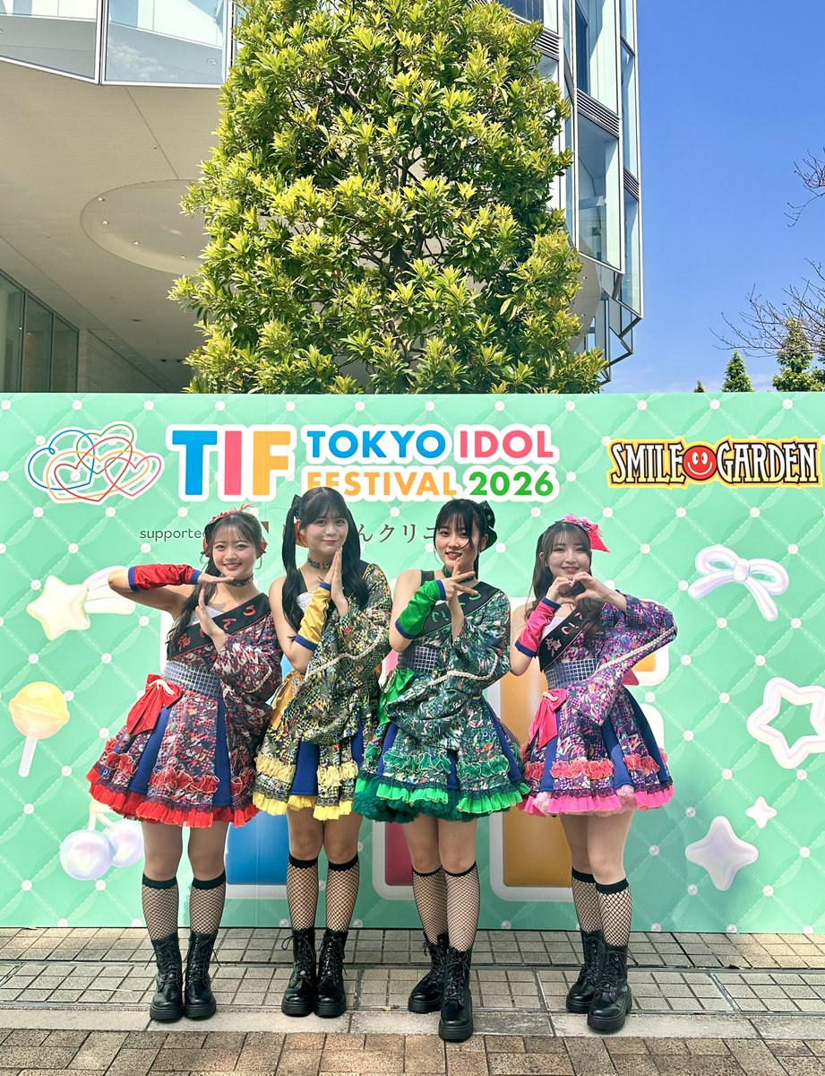 ringomusic_sf's tweet photo. #TIF2026་ 
#りんご娘　

今年のTIFではりんご娘は2つのステージでパフォーマンスさせていただきました🍎🙏

暑い中一緒に盛り上がってくださったみなさんありがとうございました✨✨

🌻SMILE GARDEN🌻
①Overture
②KE･YA•GU
③Ring Ring Ringo!!!
④0と1の世界
⑤Ringo disco
⑥JAWAMEGI NIGHT!!

🏝️浮島STAGE🏝️
①Overture
②サイギサイギ
③け
④JIGA-JIGA
⑤DOSA YUSA ROCK

🩷ピンクレディ👚
@PINKLADY_RM
💚はつ恋ぐりん🍨
@GURIN_RM
❤️スターキングデリシャス🍜
@SKD_RM
💛金星🍰
@KINSEI_RM

🎧りんご娘入門🎧
https://t.co/OLg9vXkCK8