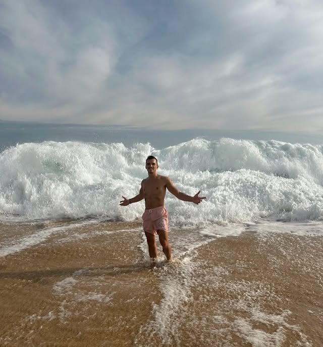 Andy_Cosferent's tweet photo. There was hurricane, They said lets go swimming 💀 https://t.co/QwezrPjzXu