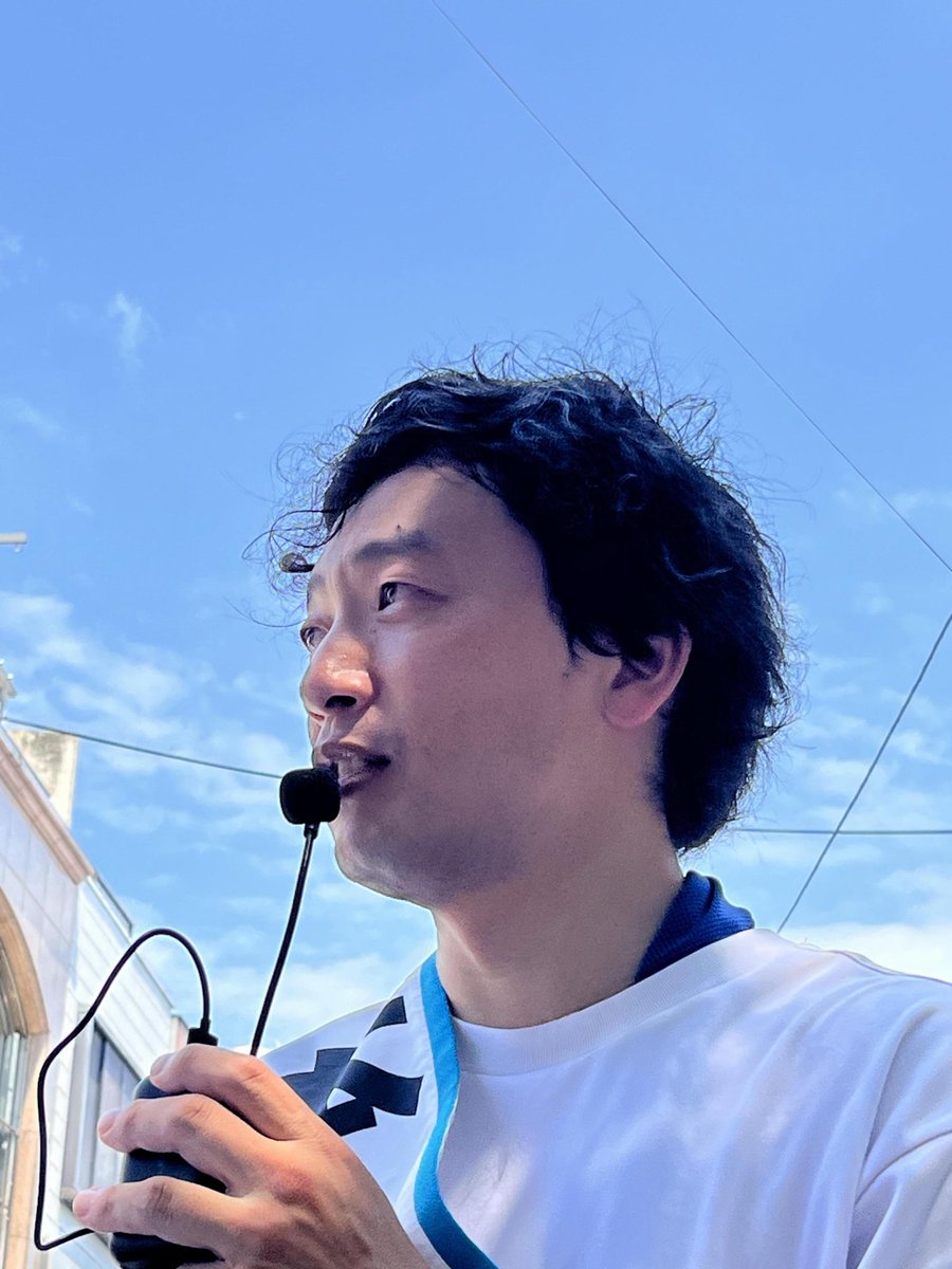 ishiitomohiro88's tweet photo. 【街宣報告】

8月2日（日）10:00〜11:00
成城学園前駅

厳しい暑さの中での街頭活動でしたが、多くの応援の皆さまが駆けつけてくださいました✨✨

熱中症対策の飴を配ってくださる方、日陰を譲り合う姿、休憩を促し合う声かけ…。

石井ともひろの周りには、思いやりがあり、頼もしい仲間が集まっています‼️

皆さんが笑顔で楽しそうに活動されている姿が、とてもありがたく嬉しいです。

そして、この青い空が本当によく似合う‼️
爽やかだぁ…と、思わず感じたひとときでした🤭✨

これからも一歩ずつ、地域の皆さまの声を伺いながら活動を続けてまいります。

#世田谷区
#石井ともひろ
#世田谷を守り区政を正す
#石井ともひろ後援会