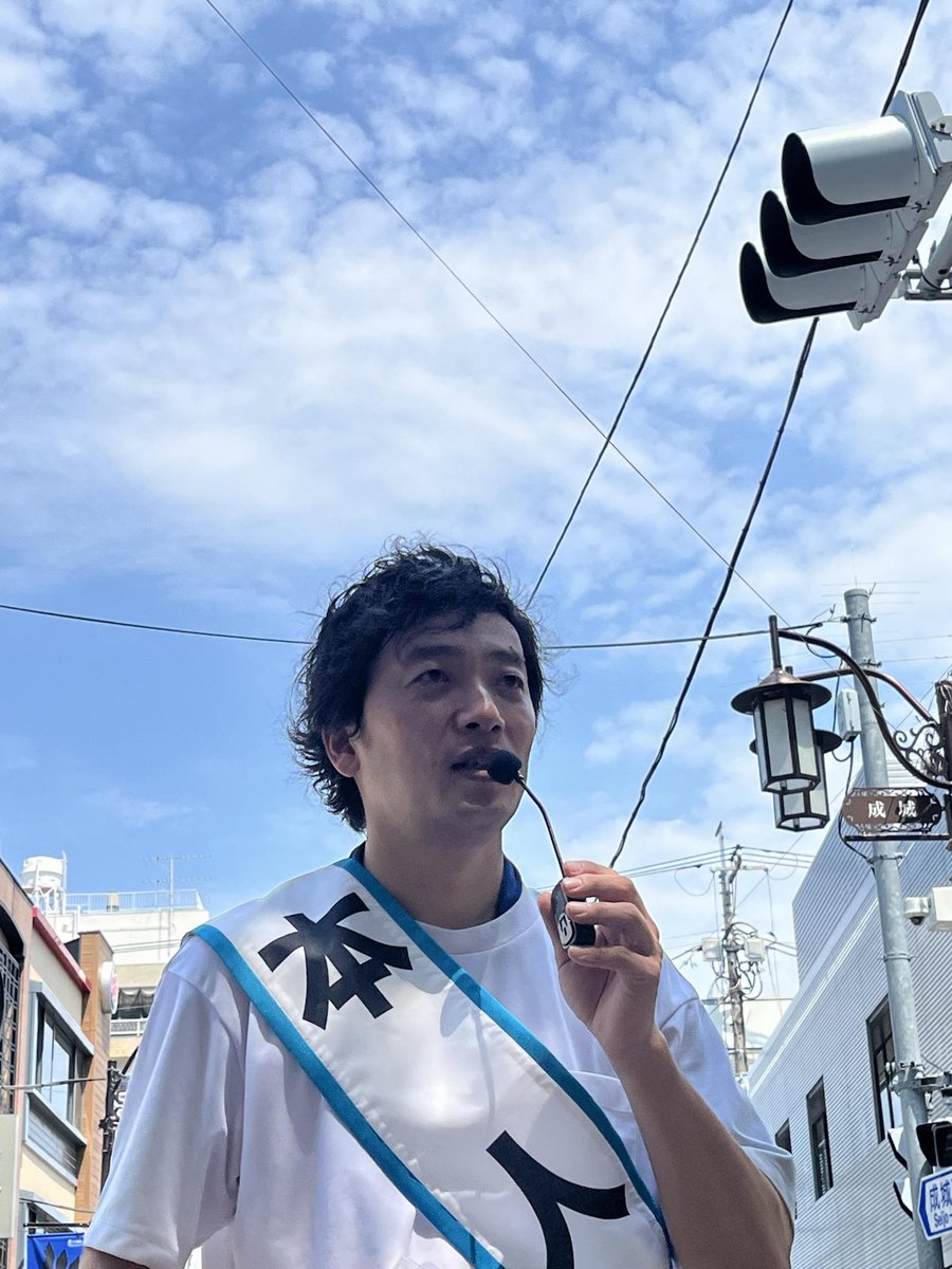 ishiitomohiro88's tweet photo. 【街宣報告】

8月2日（日）10:00〜11:00
成城学園前駅

厳しい暑さの中での街頭活動でしたが、多くの応援の皆さまが駆けつけてくださいました✨✨

熱中症対策の飴を配ってくださる方、日陰を譲り合う姿、休憩を促し合う声かけ…。

石井ともひろの周りには、思いやりがあり、頼もしい仲間が集まっています‼️

皆さんが笑顔で楽しそうに活動されている姿が、とてもありがたく嬉しいです。

そして、この青い空が本当によく似合う‼️
爽やかだぁ…と、思わず感じたひとときでした🤭✨

これからも一歩ずつ、地域の皆さまの声を伺いながら活動を続けてまいります。

#世田谷区
#石井ともひろ
#世田谷を守り区政を正す
#石井ともひろ後援会