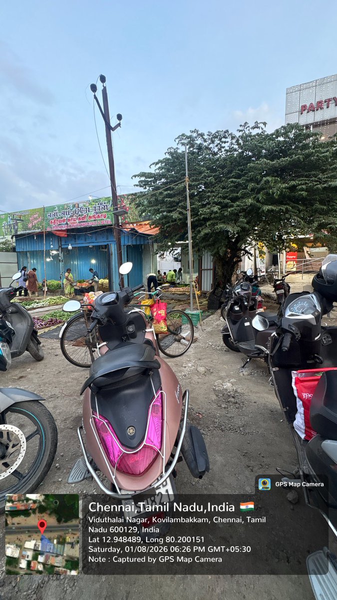 raonline2's tweet photo. @COPTBM @Tambaram_Corp  @chennaicorp @CMOTamilnadu @pallikaranaii have been complaining the vegetable vendor occupied the entire road and making it difficult for ppl . Surprised how this is not visible to the eyes of police and authorities ???? https://t.co/YbilYJeEV7