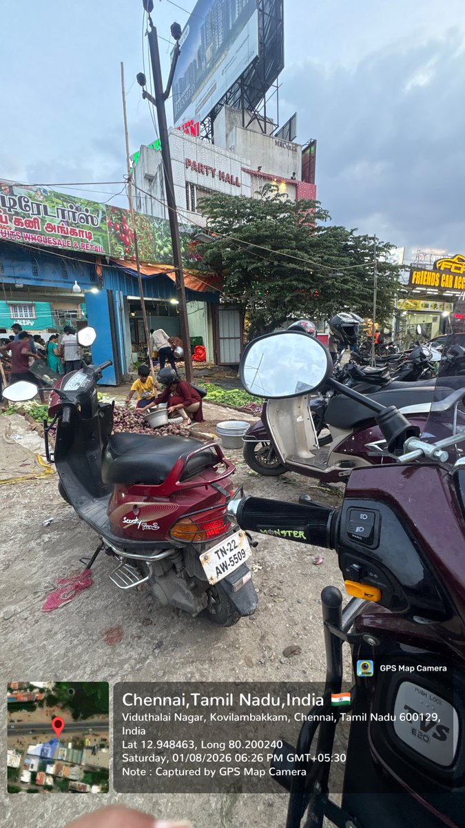 raonline2's tweet photo. @COPTBM @Tambaram_Corp  @chennaicorp @CMOTamilnadu @pallikaranaii have been complaining the vegetable vendor occupied the entire road and making it difficult for ppl . Surprised how this is not visible to the eyes of police and authorities ???? https://t.co/YbilYJeEV7
