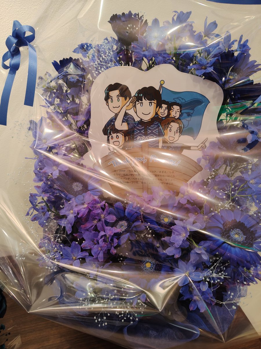 1d_136's tweet photo. きじたさん主催のお花に協力させていただきました🫶画像拝見させていただいた時からめっちゃ素敵！と思ってたパネルとお写真撮れてハッピー🎶
あと横断幕の方にも参加させてもらえて、色んな方とお喋り出来たのとても楽しかったです。遠征の醍醐味だなあ☺️ https://t.co/wDc9kvAezW