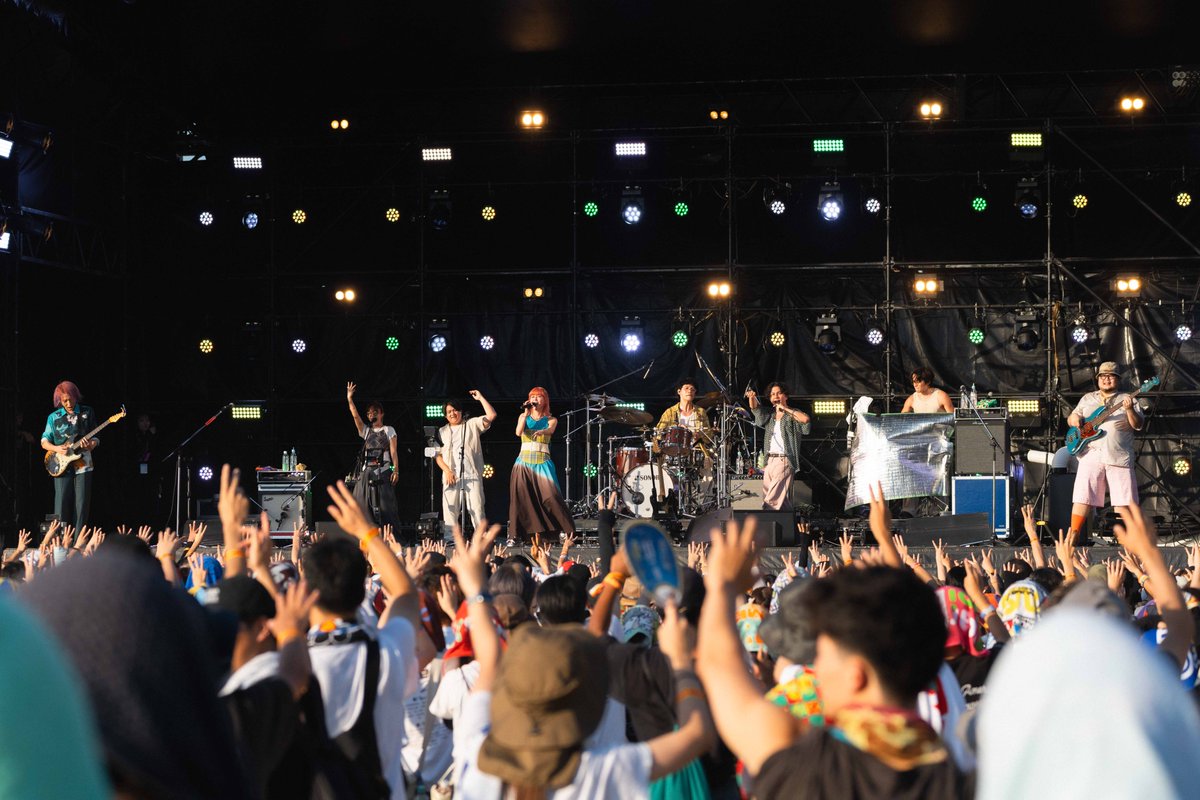 NUMBERSHOT_'s tweet photo. 【Penthouse】

「音楽に乗って楽しく🎵」Penthouseが初登場！
観客との掛け合いから一曲目がスタート👀

音楽からおしゃれを感じる！そんな曲に海の風を感じながら体を揺らします🌊

2人の歌声とコーラスによるハーモニーで
心地の良い空間が日が沈む青空に広がっていました🌅

#Penthouse #NUMBERSHOT