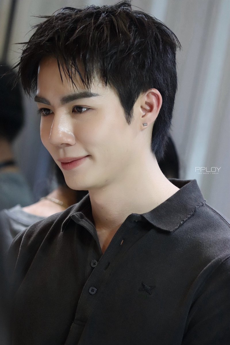 SirilukPts's tweet photo. หล่อ น่ารักมาก🖤

@zee_pruk 
#SUPERSUN 
#SUPERSUNxSIAMCENTER 
#SUPERSUNPOPUP 
#SUPERSUNPOPUPINBKK
#ZeePruk https://t.co/YBDKvtukp8