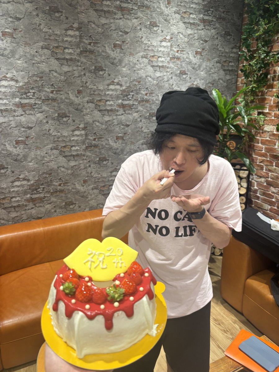 t_nagasaw's tweet photo. デビュー20周年になりました。

生配信楽しかったし嬉しかった。

ありがとうございました！(な) https://t.co/RrJAdiG6VI