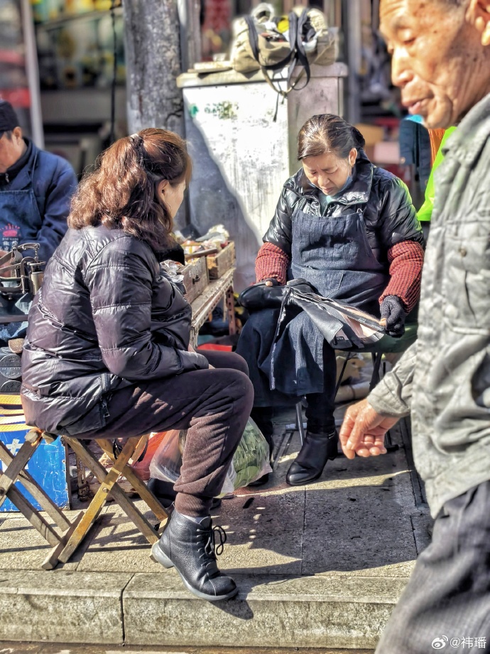 RedaOkelle4ffy's tweet photo. On the way, caught a quick snap of a local old man repairing shoes on a sidewalk stall—small city moments hit different. https://t.co/YtDHnVuVG9
