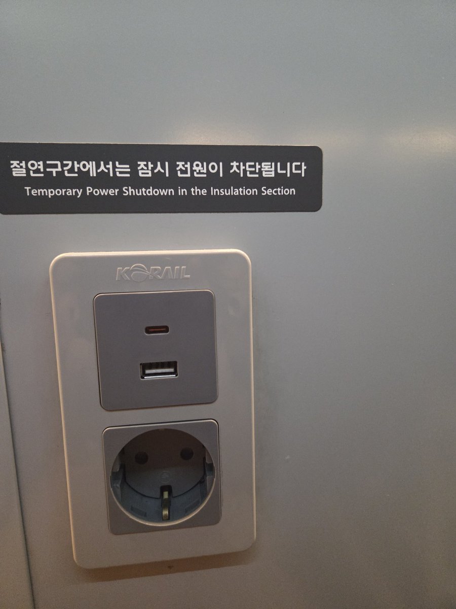 Zummer__XxX's tweet photo. 이런 자리 예약해두고 충전기 안 가져온 사람 ㅋㅋ 미쳤다(n) https://t.co/x3vinVeYxB