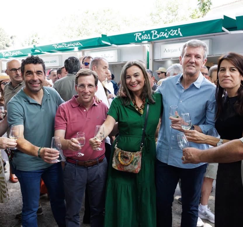 crispmarcote's tweet photo. El que ha aparecido por la Fiesta del Albariño de Cambados es Martínez Almeida. 

Mira, puede aprovechar y preguntarle a Rueda porqué la residencia oficial del presidente de la Xunta está vacía y aún así tenemos que mantener los enormes gastos mensuales de ese mausoleo. https://t.co/Je0CkYrPdr