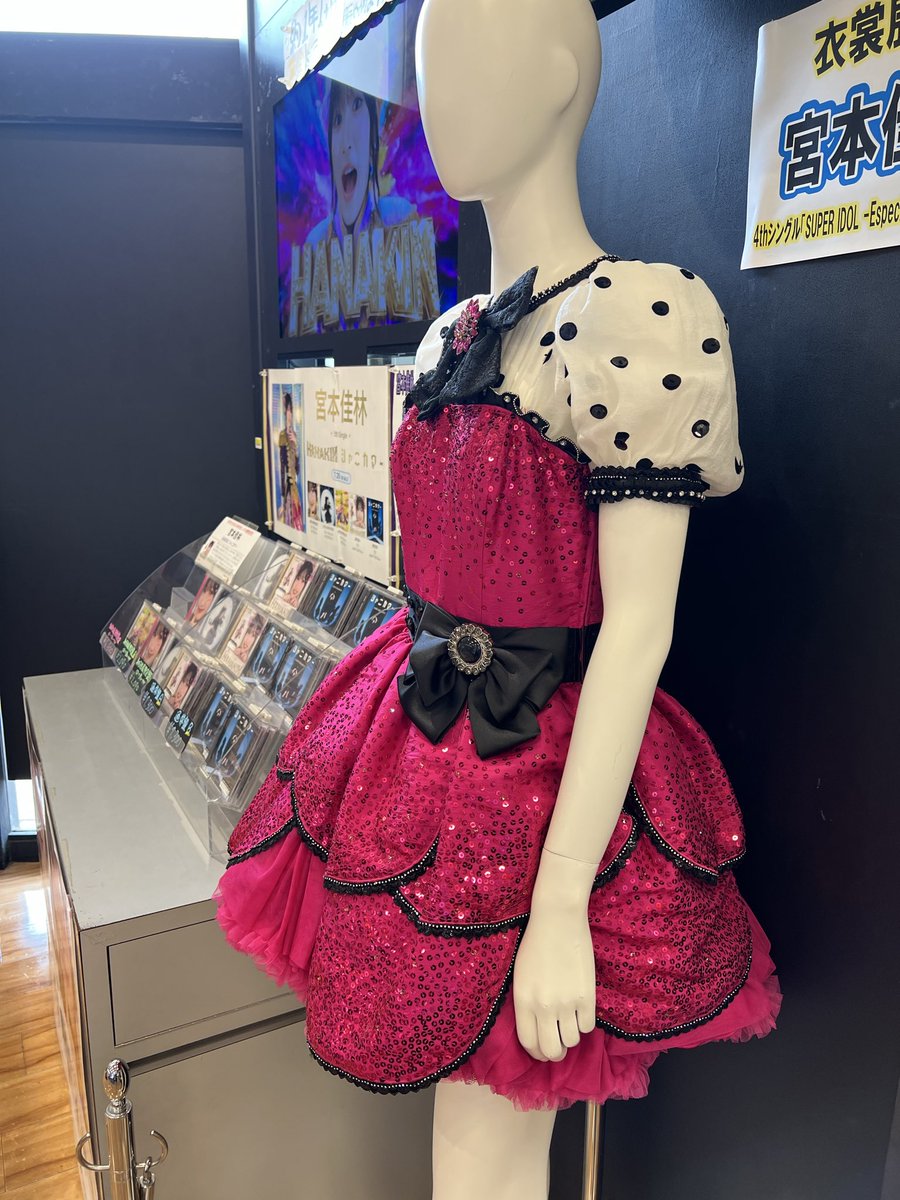 nachihato5's tweet photo. 南船橋ららぽーとの宮本佳林ちゃんの衣装展示見てきた🩷かわいい〜🩷ランチェキはシャニカマりんちゃんだった〜🫶
今日お隣のアリーナでラブライブのイベントがあるらしく、ラブライバーの方々もタワレコで写真撮ってたので、スクミュ出るので先輩方よろしくお願いします！という気持ちになってた💃🏻 https://t.co/SeSoTNMazl