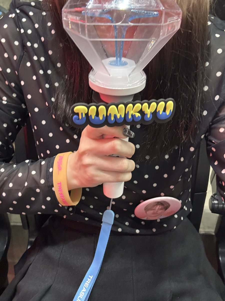 yoa_kyu99's tweet photo. お目当てのラバーバンドも買えて缶バも揃えられてめっちゃ幸せだったしトロッコめっちゃ近くて最高だった♡♡
愛知また行きたいな🥹

#THESTAGE_NEWWAV_LIVE_IN_JAPAN
 #トゥメのTHESTAGEコーデ https://t.co/N27H77OOct