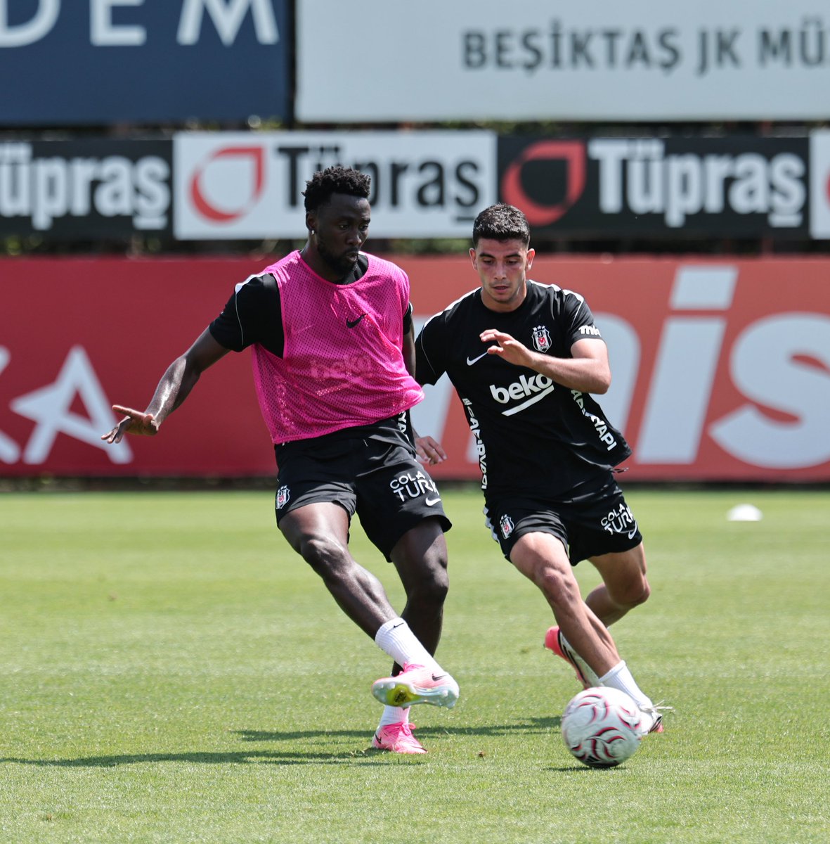 Besiktas's tweet photo. Hradec Kralove maçı hazırlıklarına başladık. 🦅 https://t.co/D9WKXK665d