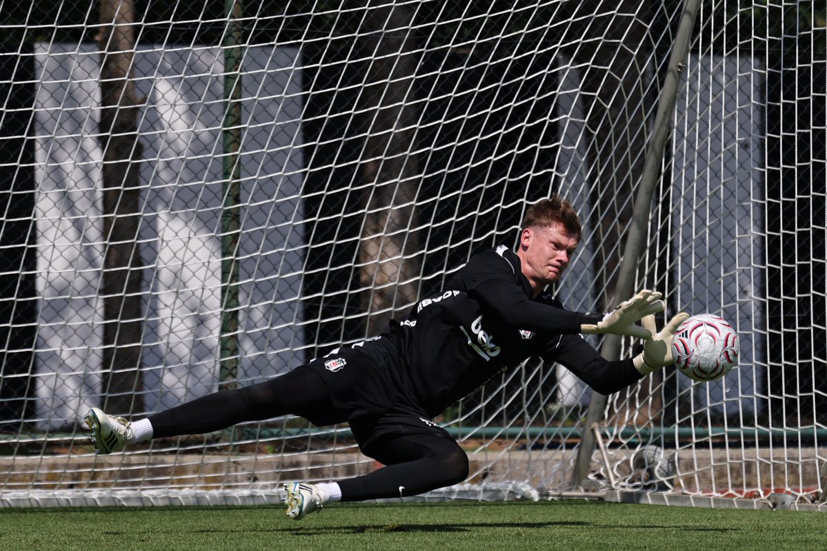 Besiktas's tweet photo. Hradec Kralove maçı hazırlıklarına başladık. 🦅 https://t.co/D9WKXK665d
