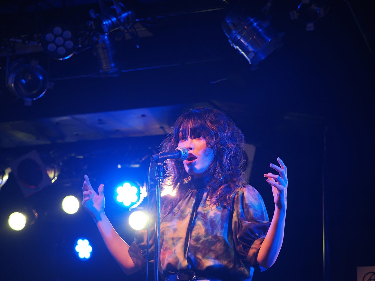 ponsemu's tweet photo. 昼ライブ終わって池袋、トップで良かった。ラストなら、まだまだ本調子じゃないので帰宅した。
池袋ロサの今日の配置は面白いと思い、普段なら座らない場所へ。
角度とライティングと演者の衣装の関係で、最初にカメラ覗いた時、カメラ壊れたと・・・
一応上げるが、
#TACAMI https://t.co/hb2uu66TGh