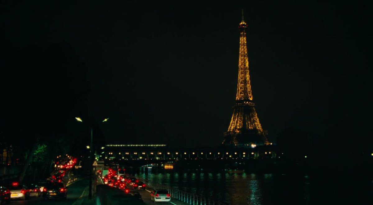 ___uyubaby's tweet photo. ある夜の12時。パリの街を走るアンティークカーに乗り込むと、いつの間にか1920年代のパリにタイムスリップしていた、“𝘔𝘪𝘥𝘯𝘪𝘨𝘩𝘵 𝘪𝘯 𝘗𝘢𝘳𝘪𝘴”がついにアマプラで再配信🕰️🕯️⟡.·
憧れだった時代に浸る主人公。偉人と出逢うというロマンのある設定も素敵。
雨の中で、地面もきらめくパリに見惚れる。