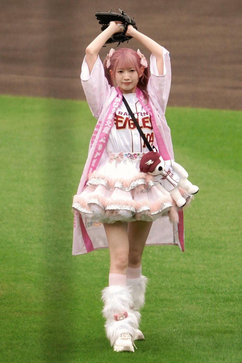 kankan5546's tweet photo. 東北楽天ゴールデンイーグルス
コラボイベント

2026.08.02 @楽天モバイル最強パーク

セレモニアルピッチ
雨の中お疲れ様でした。

#るんちゃんえらいね
#律月ひかる
#いぎなり東北産 https://t.co/rxiqIV2Zze