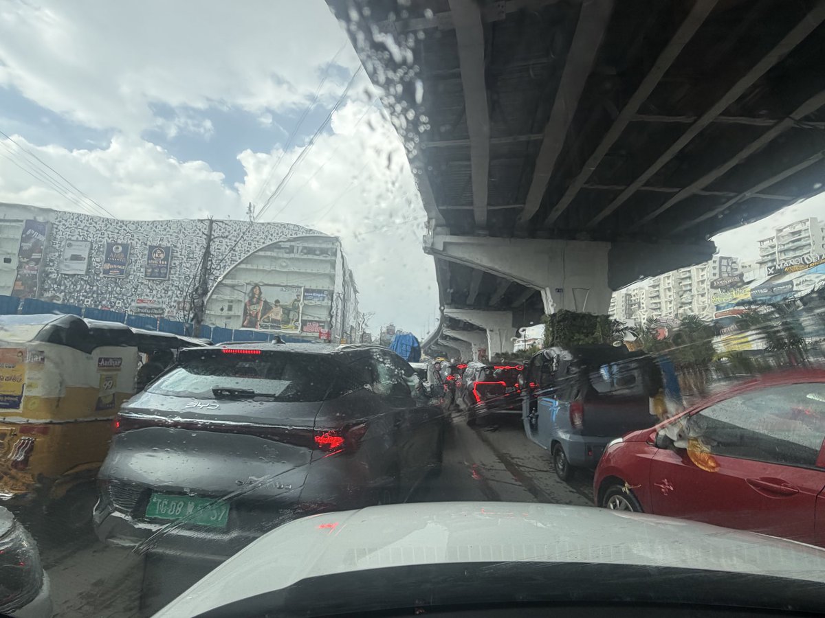 CKTheCritic's tweet photo. Stuck at Sarath city mall for 30 mins now, traffic doesn’t move an inch https://t.co/bxOJE5gp71