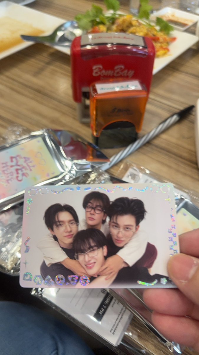 kimpookpik's tweet photo. เนื่องจากได้ไซน์เพิ้ดต้าาาในวันเกิดตัวเองงงงง 😭😭😭 
แจก การ์ดPerthsanta Concert รางวัลละ 5 ใบ(ขอสงวนสิทธิ์เลือกเองนะคร้า) 
จำนวน 4 รางวัล
กติไก่❤️‍🔥 รี+เฟบ+follow 
เมนท์ติดแท็คงาน
#มหกรรมนิยายนานาชาติxperthsanta
#perthsanta #perthppe #ppsanta #santapp
เริ่ม!!! https://t.co/MxHmTPMEe3