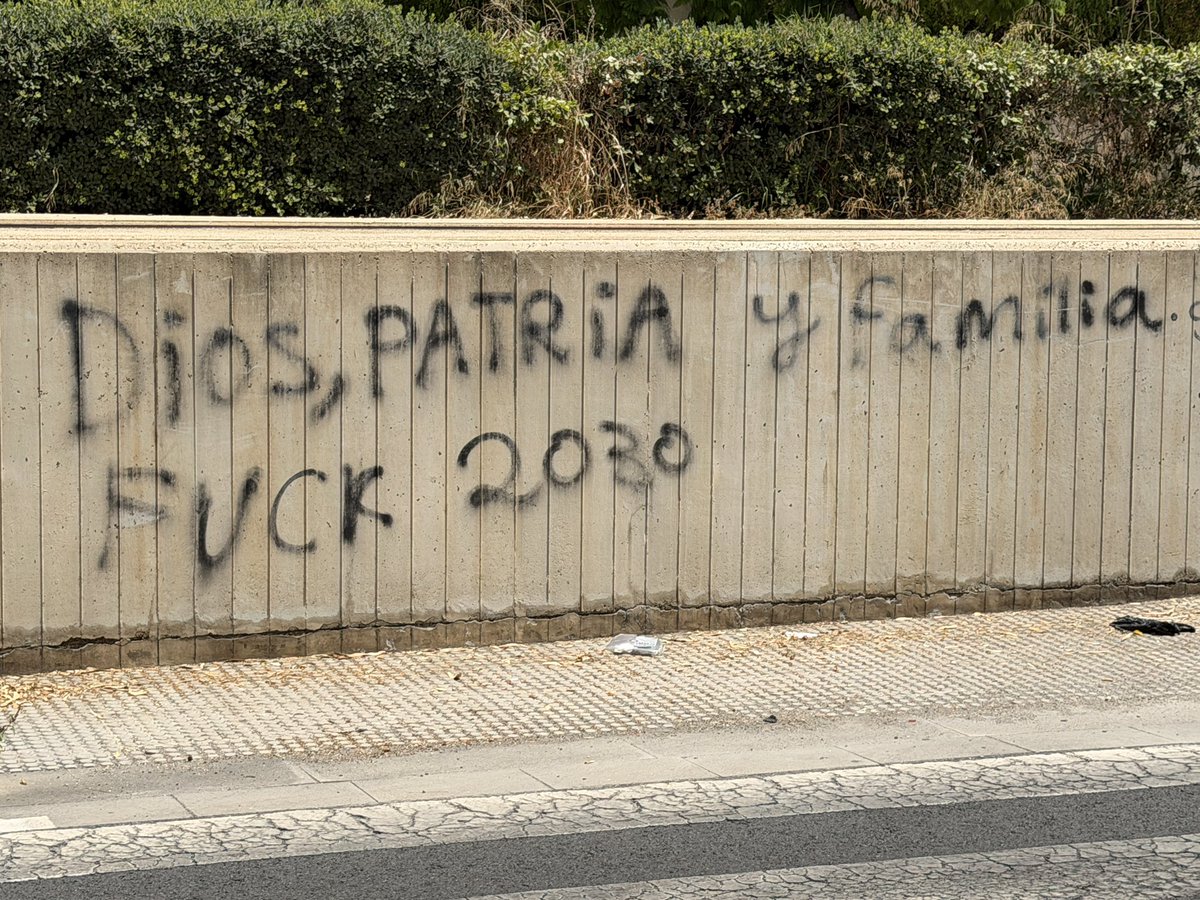 Josevizner's tweet photo. Arte urbano. Creo que la gente está hasta las narices de los iluminados.

No queda otra 

✊✊✊ https://t.co/K1CWLjny9N