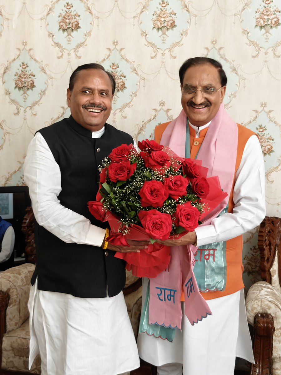 DrRPNishank's tweet photo. आज देहरादून स्थित मेरे आवास पर उत्तराखंड सरकार में राज्य मंत्री श्री ओमप्रकाश जमदग्नि जी, डॉ जयपाल सिंह जी, श्री देशराज कर्णवाल जी, श्री शोभाराम प्रजापति जी, श्री श्यामवीर सैनी जी, श्री आदेश सैनी जी, श्री नितिन गौतम जी, श्री सुरेंद्र मोगा जी, श्री सुनील सैनी जी, श्रीमती सीमा चौहान जी तथा श्री बदरीनाथ-केदारनाथ मंदिर समिति (बीकेटीसी) के अध्यक्ष श्री हेमंत द्विवेदी जी से भेंट हुई।

इस अवसर पर सभी से उत्तराखंड के सर्वांगीण विकास, महिला सशक्तिकरण, युवाओं की रचनात्मक भागीदारी, सामाजिक समरसता, देवभूमि की सांस्कृतिक एवं आध्यात्मिक विरासत के संरक्षण तथा आगामी संगठनात्मक गतिविधियों को अधिक प्रभावी एवं जनोन्मुख बनाने सहित जनहित एवं राष्ट्रहित से जुड़े विभिन्न समसामयिक विषयों पर विस्तृत विचार-विमर्श हुआ।