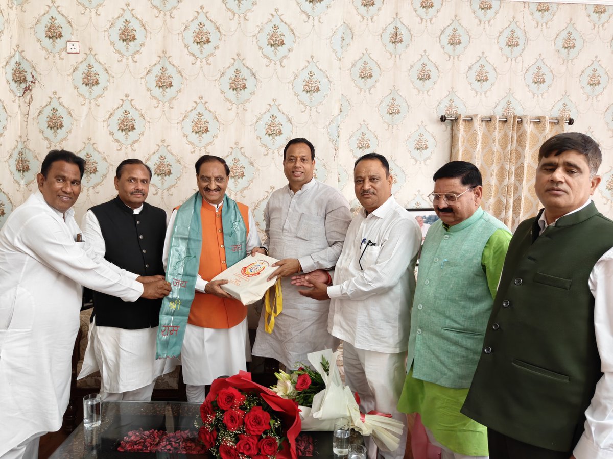 DrRPNishank's tweet photo. आज देहरादून स्थित मेरे आवास पर उत्तराखंड सरकार में राज्य मंत्री श्री ओमप्रकाश जमदग्नि जी, डॉ जयपाल सिंह जी, श्री देशराज कर्णवाल जी, श्री शोभाराम प्रजापति जी, श्री श्यामवीर सैनी जी, श्री आदेश सैनी जी, श्री नितिन गौतम जी, श्री सुरेंद्र मोगा जी, श्री सुनील सैनी जी, श्रीमती सीमा चौहान जी तथा श्री बदरीनाथ-केदारनाथ मंदिर समिति (बीकेटीसी) के अध्यक्ष श्री हेमंत द्विवेदी जी से भेंट हुई।

इस अवसर पर सभी से उत्तराखंड के सर्वांगीण विकास, महिला सशक्तिकरण, युवाओं की रचनात्मक भागीदारी, सामाजिक समरसता, देवभूमि की सांस्कृतिक एवं आध्यात्मिक विरासत के संरक्षण तथा आगामी संगठनात्मक गतिविधियों को अधिक प्रभावी एवं जनोन्मुख बनाने सहित जनहित एवं राष्ट्रहित से जुड़े विभिन्न समसामयिक विषयों पर विस्तृत विचार-विमर्श हुआ।