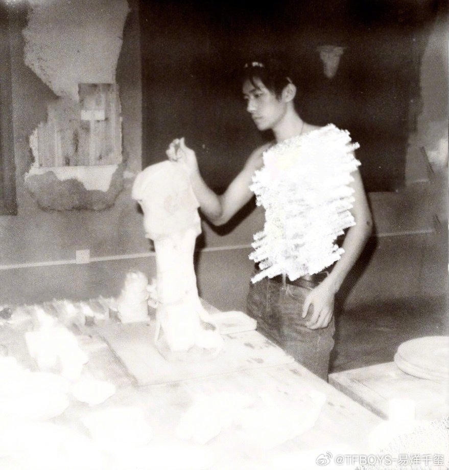 hourlyqianxi's tweet photo. Jackson Yee updated his Weibo with new pics of him creating the clay sculptures for his "礐嶨" (Que Xue) concert! ❤️‍🔥😵‍💫

"One year since we met, and two years since my old friend from the mountains was completed✌️"

🔗https://t.co/xPSSjSVEZK

#易烊千玺 #yiyangqianxi #JacksonYee https://t.co/1frUQZPiGO