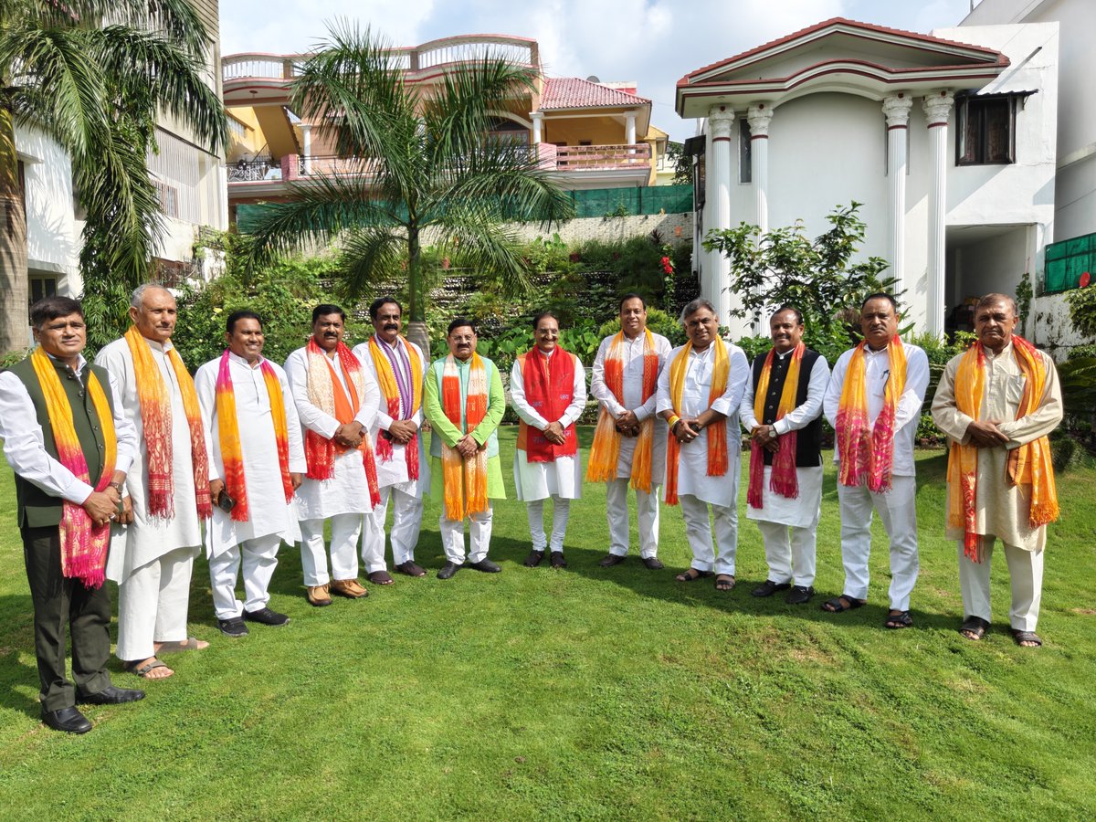 DrRPNishank's tweet photo. आज देहरादून स्थित मेरे आवास पर उत्तराखंड सरकार में राज्य मंत्री श्री ओमप्रकाश जमदग्नि जी, डॉ जयपाल सिंह जी, श्री देशराज कर्णवाल जी, श्री शोभाराम प्रजापति जी, श्री श्यामवीर सैनी जी, श्री आदेश सैनी जी, श्री नितिन गौतम जी, श्री सुरेंद्र मोगा जी, श्री सुनील सैनी जी, श्रीमती सीमा चौहान जी तथा श्री बदरीनाथ-केदारनाथ मंदिर समिति (बीकेटीसी) के अध्यक्ष श्री हेमंत द्विवेदी जी से भेंट हुई।

इस अवसर पर सभी से उत्तराखंड के सर्वांगीण विकास, महिला सशक्तिकरण, युवाओं की रचनात्मक भागीदारी, सामाजिक समरसता, देवभूमि की सांस्कृतिक एवं आध्यात्मिक विरासत के संरक्षण तथा आगामी संगठनात्मक गतिविधियों को अधिक प्रभावी एवं जनोन्मुख बनाने सहित जनहित एवं राष्ट्रहित से जुड़े विभिन्न समसामयिक विषयों पर विस्तृत विचार-विमर्श हुआ।