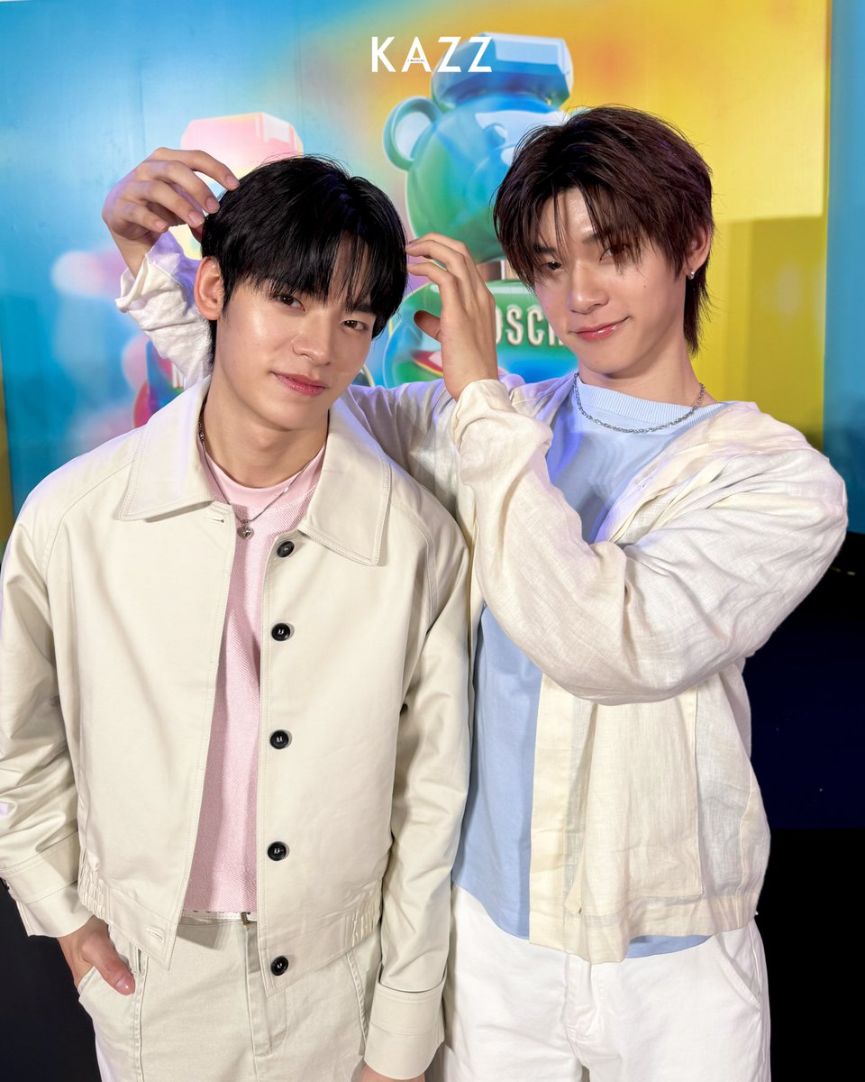 Kazzmagazine's tweet photo. เอาความน่ารักมาฝากมัมวาวา~ “ตี๋ตี๋ - ป๋อ” ร่วมงาน Moschino Toy 2 Gummy Yummy in Bangkok 🐶🐻‍❄️

#TeeTeePorxMoschinoFragrances
#teeteepor 
#MoschinoFragrances #MoschinoToy2GummyYummyTH
#KAZZMAGAZINE https://t.co/DKD2H0FH0q