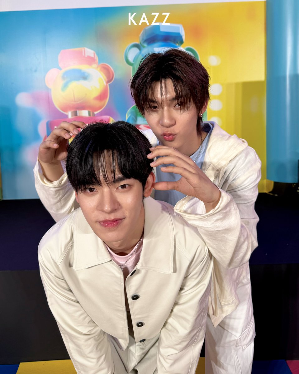 Kazzmagazine's tweet photo. เอาความน่ารักมาฝากมัมวาวา~ “ตี๋ตี๋ - ป๋อ” ร่วมงาน Moschino Toy 2 Gummy Yummy in Bangkok 🐶🐻‍❄️

#TeeTeePorxMoschinoFragrances
#teeteepor 
#MoschinoFragrances #MoschinoToy2GummyYummyTH
#KAZZMAGAZINE https://t.co/DKD2H0FH0q