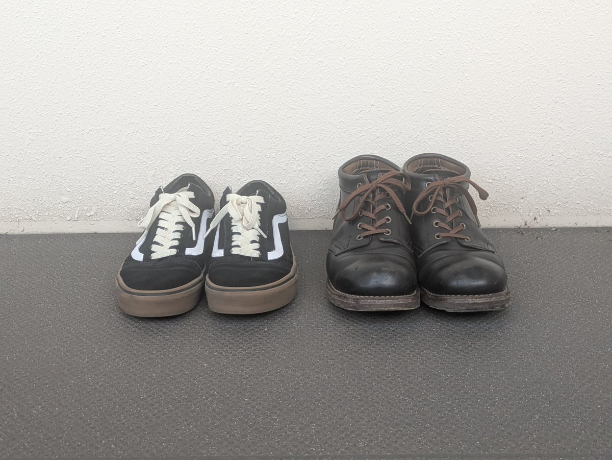 Gray_AXIO's tweet photo. ←現職場靴
→過去職場靴
VANSも好きだけど…
カッコよさで革靴には敵わない
#ローダブ
#コッペン
#rollingdubtrio https://t.co/73spm7HRu5