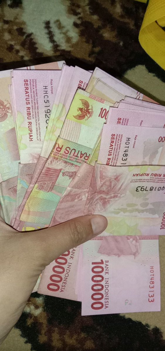 Insomniadiary55's tweet photo. Abang gw bayar cicilan KPR 4,5 jt/bulan. Udah jalan 3 tahun. Total yang udah masuk: 162 juta. Bulan kemarin ada rezeki lebih. Niatnya mau pelunasan dipercepat biar hidup lebih tenang. Pas buka M-Banking, cek sisa pokok utang... Cuma berkurang 15 juta. Anjir. Terus 147 juta lebih itu kemana?

Abang gw sampe telpon CS bank, mikir ada yang salah sistem. CS-nya jelasin pelan-pelan: "Bapak, itu sistemnya emang gitu. Namanya bunga anuitas menurun tapi porsinya di depan gede ke bunga, bukan ke pokok." "Maksudnya gimana, Mbak?" "Coba Bapak cek tabel angsuran dari awal. Ada kolomnya, porsi bunga sama porsi pokok beda tiap bulan."

Abang gw buka lagi dokumen akad kredit yang udah 3 taun gak pernah dibuka. Ternyata ada tabel amortisasi dari awal. Isinya rincian tiap bulan: berapa ke bunga, berapa ke pokok. Bulan pertama cicilan: dari 4,5 juta, yang masuk ke pokok cuma sekitar 800 ribu-an. Sisanya ke bunga. "Jadi 3 taun pertama itu... gw bayar bank duluan, baru nyicil rumah gw sendiri?" Iya. Persis kayak gitu.

CS lanjutin lagi. "Ini namanya kurva amortisasi, Pak. Di tahun-tahun awal, porsi bunga emang jauh lebih besar dari porsi pokok." "Terus kapan porsi pokoknya lebih gede?" "Biasanya baru mulai seimbang di tahun ke-7 sampai ke-10, tergantung tenor sama suku bunganya." Abang gw diem lama. 15 taun tenor. Baru taun ke-3. Berarti masih 4-7 taun lagi sebelum bayarannya "kerasa" ke pokok.

Dari situ, abang gw langsung cari tau lebih dalem. Dia gak mau kejadian kayak gini kejadian lagi di keputusan finansial lain.

Yang dia temuin dan langsung dia baca: 📖 Buku Manajemen Keuangan Isinya bahas dari dasar: cara baca skema kredit, cara ngitung true cost of borrowing, sampe strategi biar utang gak "makan" kita diam-diam. Yang bikin abang gw nyesel: → Semua logika bunga-menurun ini sebenernya konsep dasar keuangan. → Tapi selama ini dia tanda tangan akad kredit tanpa pernah paham itung-itungannya. 

Abang gw hitung ulang, mikir keras: 3 tahun pertama → bayar 162 juta, pokok cuma turun 15 juta. Kalo dia pelunasan cepat dari awal (taun ke-1) → bisa hemat puluhan juta bunga. Kalo dia nunggu sampe taun ke-10 baru mikir soal ini → bunga yang udah "hilang" bisa dua-tiga kali lipat dari itu. Sementara di kepalanya selama ini: → "Yang penting bayar tiap bulan, lancar, gak nunggak." → Gak pernah cek porsi bunga vs pokoknya kayak gimana. Padahal itu duit dia sendiri yang lari ke bunga bank.

🕌 Catatan ringan. Islam ngajarin buat teliti sebelum ambil utang. Rasulullah aja sampe nanya detail utang sebelum nyolatin jenazah yang punya tanggungan. Tapi kita sering anggap remeh: "Yang penting kepake buat rumah/usaha, itung-itungan detail nanti aja." Padahal justru di situ letak amanahnya. Paham konsekuensi finansial dari keputusan sendiri itu bagian dari tanggung jawab, bukan hal teknis yang bisa dilewatin.

Yang abang gw ubah setelah hari itu: ✅ Sebelum ambil kredit/pinjaman apapun, dia minta tabel amortisasi lengkap. Bukan cuma nominal cicilan bulanan. ✅ Dia hitung dulu total cost of borrowing sebelum tanda tangan, bukan setelah. ✅ Kalo ada rezeki lebih, dia prioritasin pelunasan cepat di tahun-tahun awal — karena di situ efeknya paling gede ke pokok. ✅ Dia bilang ke diri sendiri: "Paham itung-itungan bukan pelit. Itu bentuk tanggung jawab ke duit sendiri."

CS bank itu cuma jelasin 10 menit lewat telepon. Tapi 10 menit itu ngubah cara abang gw liat setiap keputusan finansial selamanya. Bukan karena CS-nya luar biasa. Tapi karena selama ini abang gw yang gak pernah mau cari tau. Bro, utang itu bukan cuma soal "sanggup bayar per bulan atau nggak". Ada logika di baliknya. Dan logika itu bisa nentuin lo untung atau rugi puluhan juta. Yang perlu berubah bukan cara lo bayar cicilan. Yang perlu berubah: cara lo paham duit lo sendiri. 🖤

Yang dia temuin dan langsung dia baca: 📖 Buku Manajemen Keuangan Isinya bahas dari dasar: cara baca skema kredit, cara ngitung true cost of borrowing, sampe strategi biar utang gak "makan" kita diam-diam. Yang bikin abang gw nyesel: → Semua logika ini sebenernya konsep dasar. → Tapi selama ini dia jalanin tanpa pernah paham.

cc ziyad.elektro