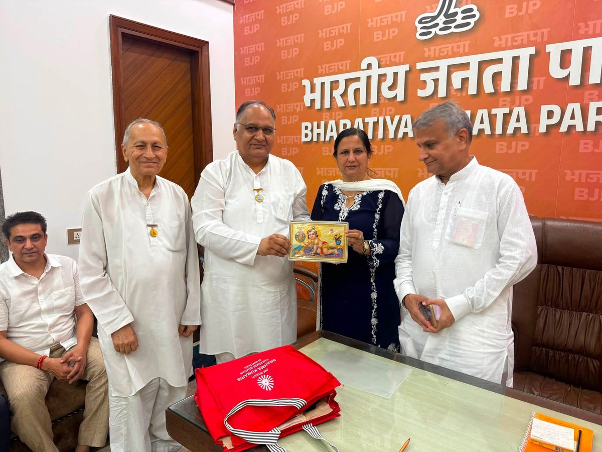 kjsehrawat's tweet photo. #जनता_दर्शन 

आज कार्यालय पर आयोजित जनता दर्शन में क्षेत्र के सम्मानित नागरिकों से मुलाकात कर उनकी समस्याओं और सुझावों को गंभीरता से सुना।

जनहित से जुड़े प्रत्येक विषय के त्वरित एवं उचित समाधान के लिए संबंधित अधिकारियों को आवश्यक निर्देश दिए गए। जनता की सेवा, उनकी समस्याओं का समाधान और क्षेत्र के विकास के लिए निरंतर प्रतिबद्ध हूँ।

आपका विश्वास और सहयोग ही मेरी सबसे बड़ी प्रेरणा है।

#KamaljeetSehrawat #WestDelhiLoksabha