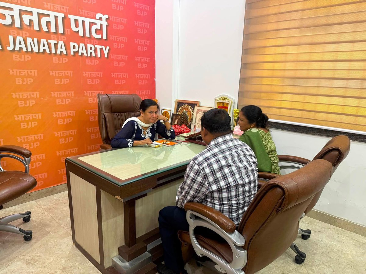 kjsehrawat's tweet photo. #जनता_दर्शन 

आज कार्यालय पर आयोजित जनता दर्शन में क्षेत्र के सम्मानित नागरिकों से मुलाकात कर उनकी समस्याओं और सुझावों को गंभीरता से सुना।

जनहित से जुड़े प्रत्येक विषय के त्वरित एवं उचित समाधान के लिए संबंधित अधिकारियों को आवश्यक निर्देश दिए गए। जनता की सेवा, उनकी समस्याओं का समाधान और क्षेत्र के विकास के लिए निरंतर प्रतिबद्ध हूँ।

आपका विश्वास और सहयोग ही मेरी सबसे बड़ी प्रेरणा है।

#KamaljeetSehrawat #WestDelhiLoksabha