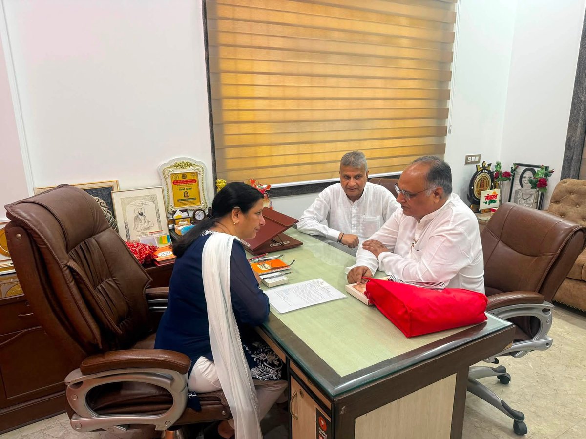 kjsehrawat's tweet photo. #जनता_दर्शन 

आज कार्यालय पर आयोजित जनता दर्शन में क्षेत्र के सम्मानित नागरिकों से मुलाकात कर उनकी समस्याओं और सुझावों को गंभीरता से सुना।

जनहित से जुड़े प्रत्येक विषय के त्वरित एवं उचित समाधान के लिए संबंधित अधिकारियों को आवश्यक निर्देश दिए गए। जनता की सेवा, उनकी समस्याओं का समाधान और क्षेत्र के विकास के लिए निरंतर प्रतिबद्ध हूँ।

आपका विश्वास और सहयोग ही मेरी सबसे बड़ी प्रेरणा है।

#KamaljeetSehrawat #WestDelhiLoksabha