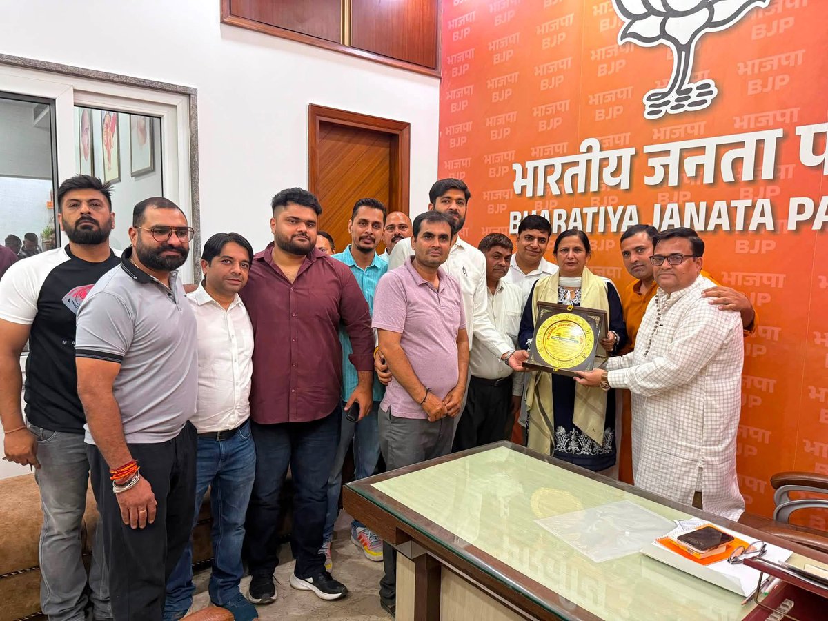 kjsehrawat's tweet photo. #जनता_दर्शन 

आज कार्यालय पर आयोजित जनता दर्शन में क्षेत्र के सम्मानित नागरिकों से मुलाकात कर उनकी समस्याओं और सुझावों को गंभीरता से सुना।

जनहित से जुड़े प्रत्येक विषय के त्वरित एवं उचित समाधान के लिए संबंधित अधिकारियों को आवश्यक निर्देश दिए गए। जनता की सेवा, उनकी समस्याओं का समाधान और क्षेत्र के विकास के लिए निरंतर प्रतिबद्ध हूँ।

आपका विश्वास और सहयोग ही मेरी सबसे बड़ी प्रेरणा है।

#KamaljeetSehrawat #WestDelhiLoksabha