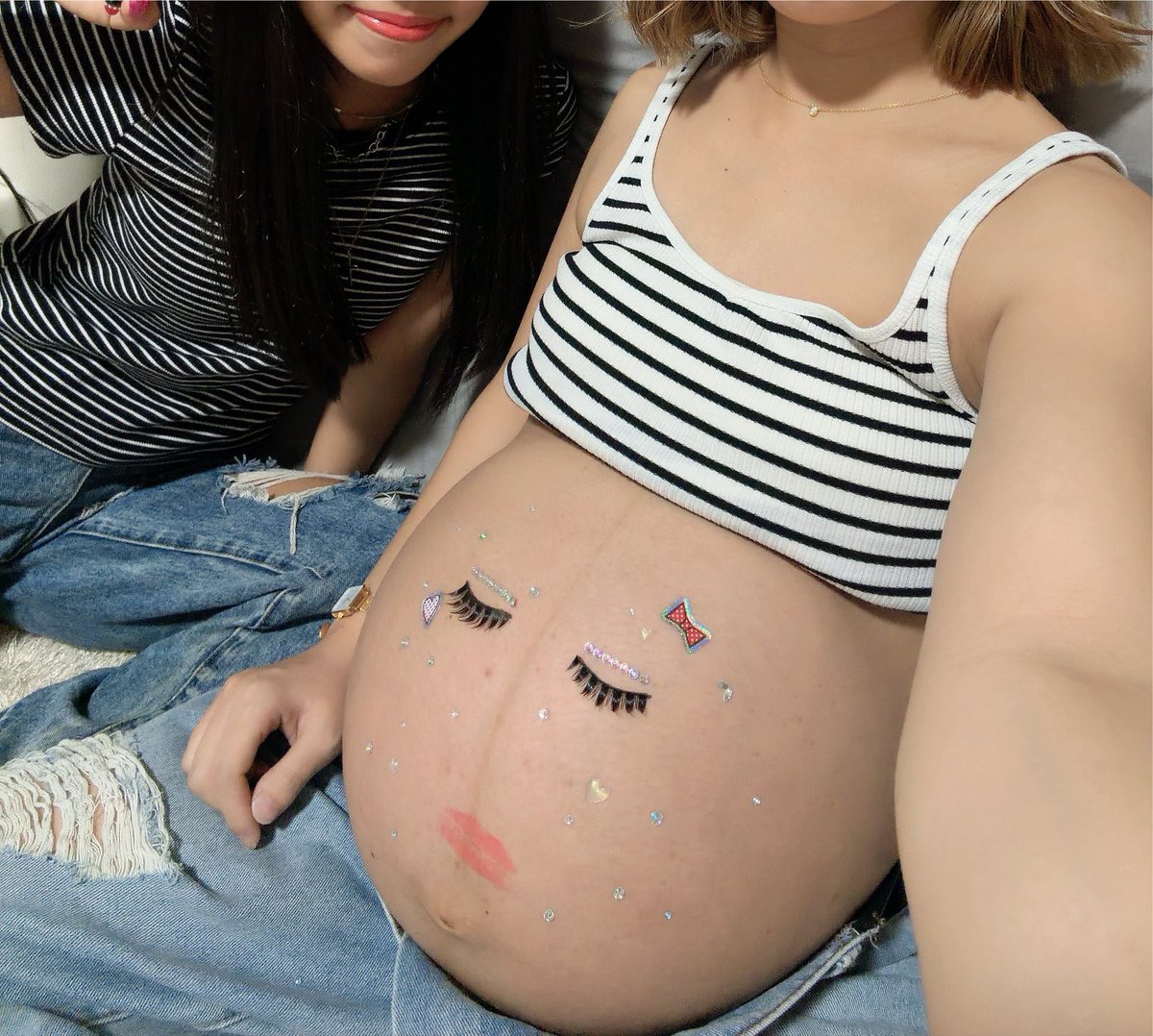 Knlex's tweet photo. 👧にシールペタペタして貰ってセルフマタニティフォト一緒に撮った🤰👧❤️
臨月間近あと30日だよ〜！！！！！
#妊娠後期 #臨月 #マタニティフォト #育児 https://t.co/4S5mmOU5oy