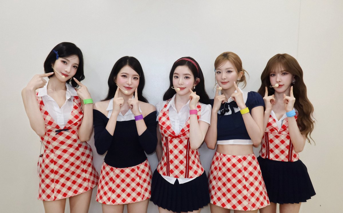 RVsmtown's tweet photo. Red Velvet FAN-CON [ A Day in Red &amp; Velvet ] DAY 3 ❤️

#RedVelvet #레드벨벳
#RedVelvet_ADayinRedandVelvet
#RedVelvet_FANCON https://t.co/0iVucZ8kn4