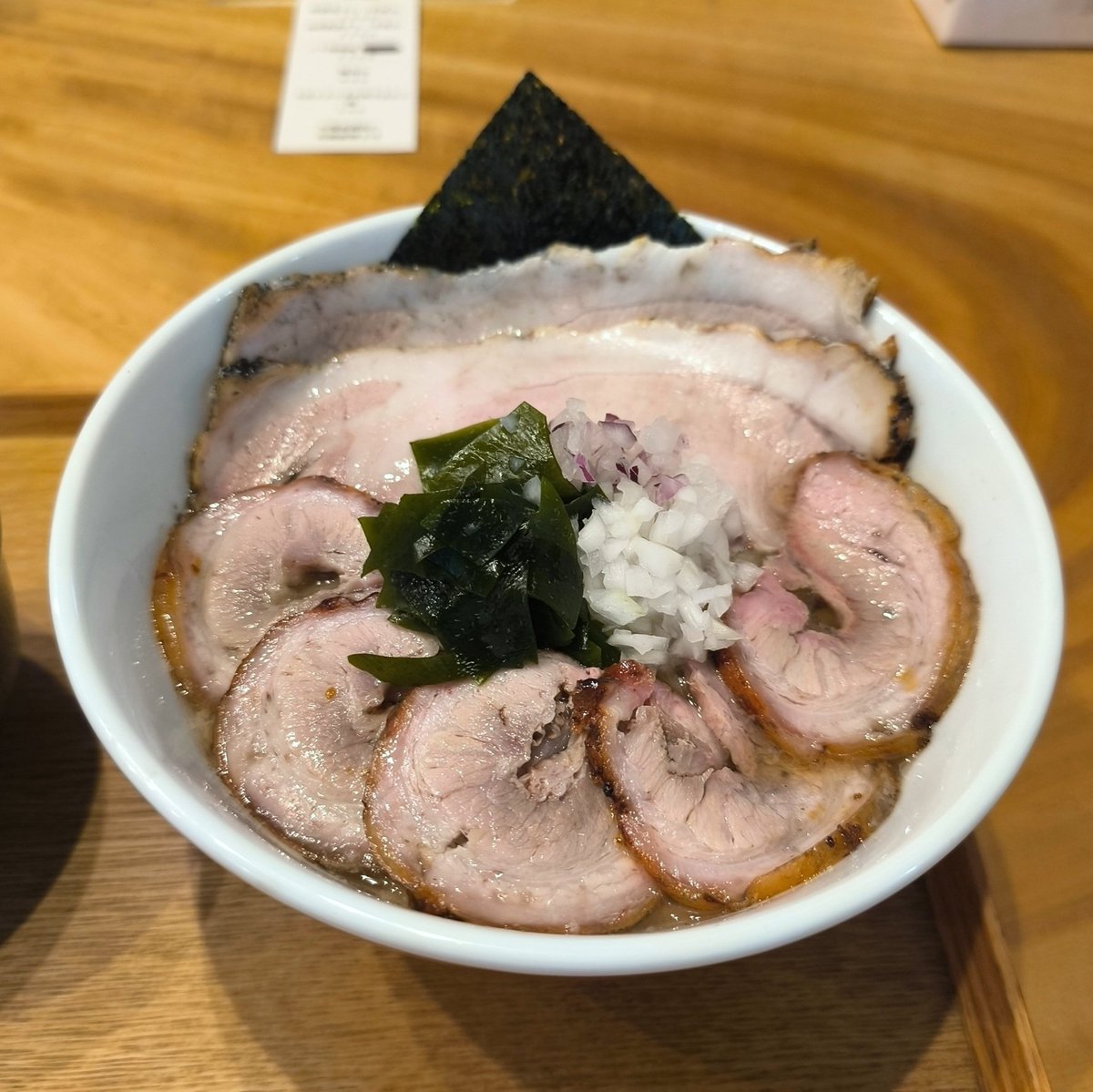nylatokyo's tweet photo. 峰のセアニボは今まで食べた
セアニボの中で間違いなく、
一番です✨
スープ、背脂、麺、チャーシュー
、全てがハイクオリティ
そしてこの二種類のチャーシー、マジで感動的に美味しいです🥰
私は菊池君に恩も義理もないですが、弦乃月時代から彼の作るラーメンは最高👍
 #中華そば峰
 #背脂煮干し https://t.co/sGUg6R25nE