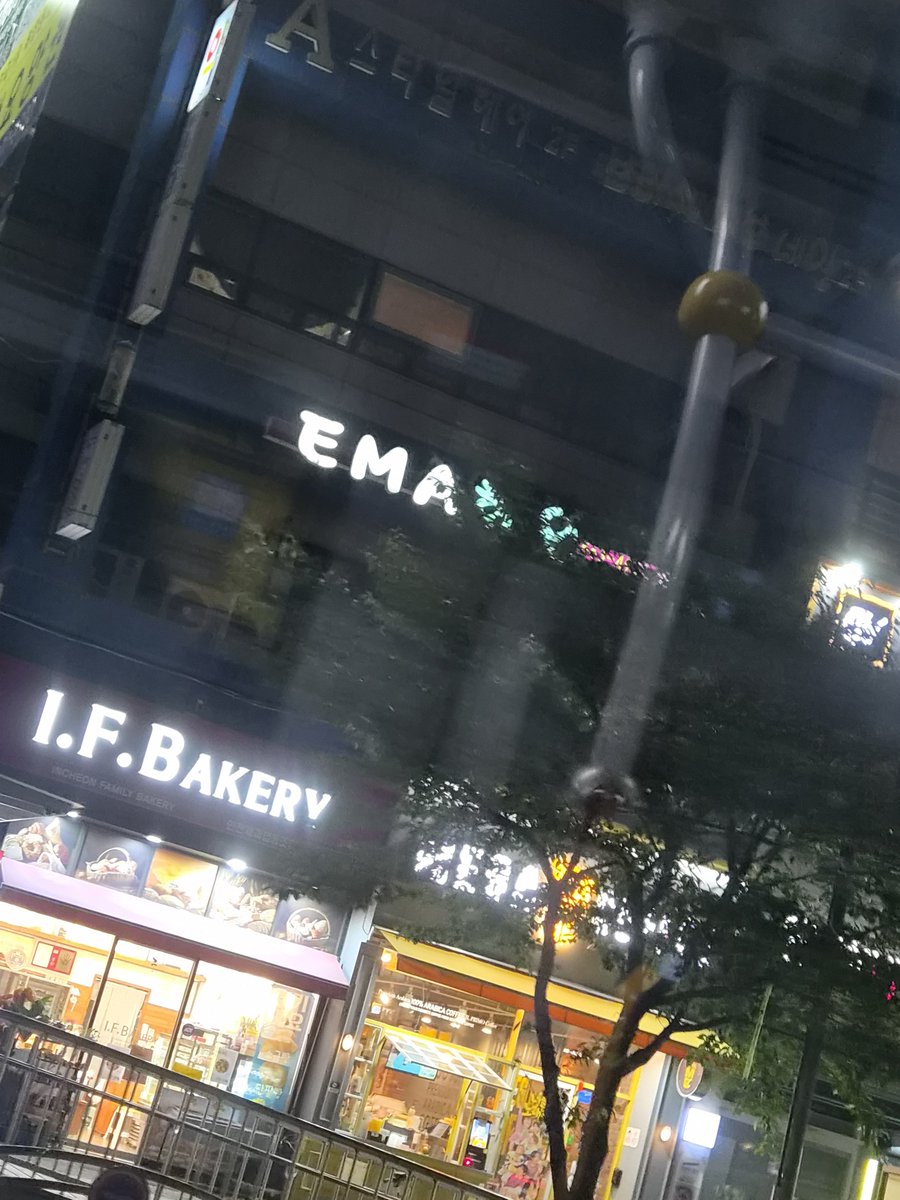 Chapdall's tweet photo. EMA학원 봄 ㅈㄴ재밌을듯ㅋㅋㅋㅋ https://t.co/L4X37V5nfa