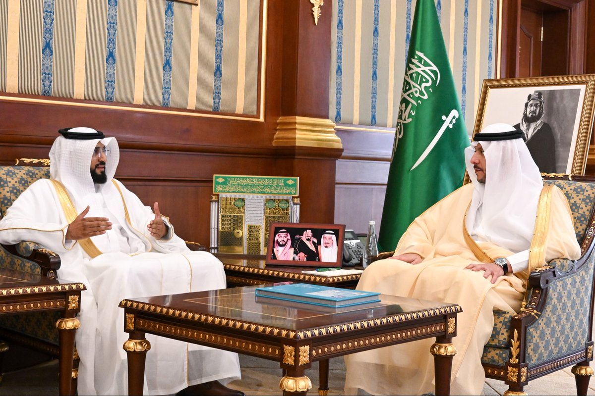 imarat_almadina's tweet photo. سمو نائب أمير منطقة #المدينة_المنورة #سعود_بن_نهار يستقبل مدير فرع صندوق التنمية العقارية بالمنطقة، المهندس خالد الحلافي، ويطّلع على التقرير السنوي لأعمال الفرع لعام 2025، وما تضمنه من منجزات ومؤشرات أداء، وجهود في دعم برامج الإسكان وتمكين المستفيدين من المنتجات التمويلية والحلول السكنية.