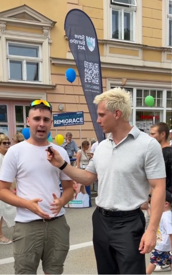 vojber's tweet photo. Jak se přiživit na tradiční pouti. Remigrační cirkus Libora Vondráčka a spol. v Jindřichově Hradci - za podpis iniciativy Save Europe Act se rozdává perník. Balonky s logem SPD v pozadí, přítomný německý (?) aktivista na Instagramu jásá, že "české rodiny" stojí na petici fronty. https://t.co/by3AohhaNp