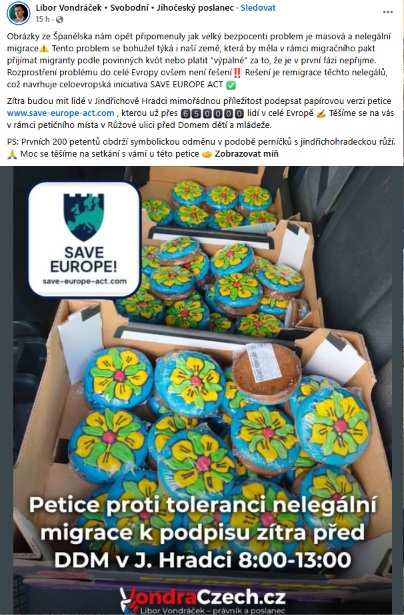 vojber's tweet photo. Jak se přiživit na tradiční pouti. Remigrační cirkus Libora Vondráčka a spol. v Jindřichově Hradci - za podpis iniciativy Save Europe Act se rozdává perník. Balonky s logem SPD v pozadí, přítomný německý (?) aktivista na Instagramu jásá, že "české rodiny" stojí na petici fronty. https://t.co/by3AohhaNp