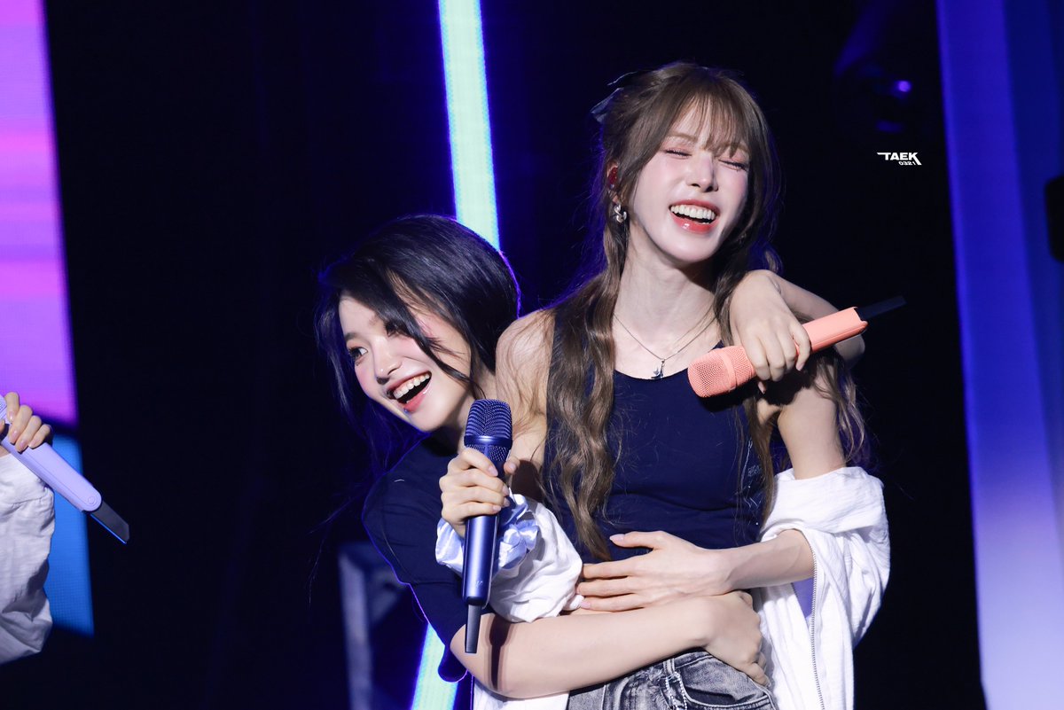 Taek0321's tweet photo. 260802 A Day in Red &amp; Velvet D3 
🩵💜
#웬디 #WENDY #예리 #YERI https://t.co/OyLCXYVxtH
