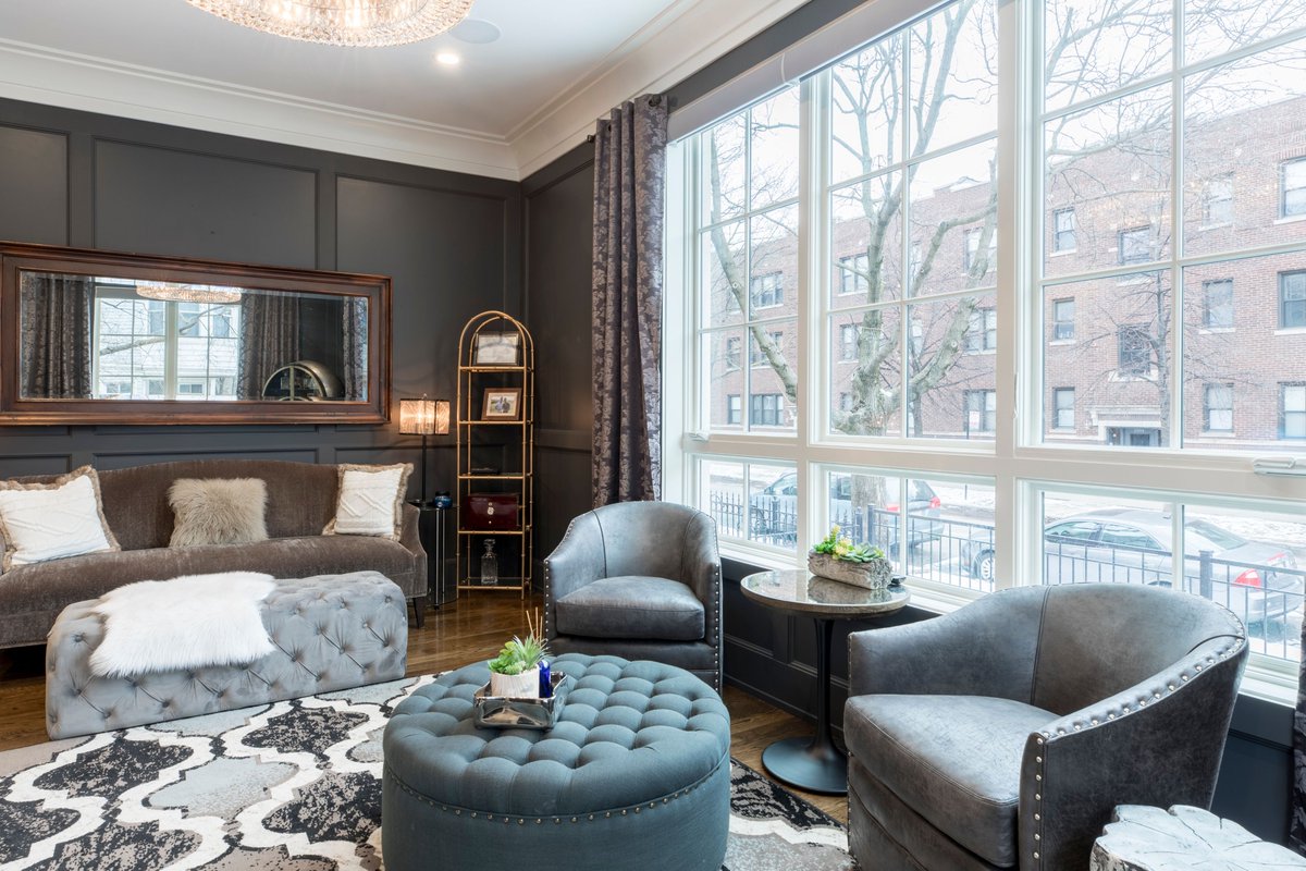 fuzzybeedecor1's tweet photo. Dark walls - dark room? Not if you have natural light. Its interesting to see the contrast and interaction of the decor colors with the wall. The elegance created by the wall color is unmistakable. ๐๐
#interiors #homedecor #decor #decorchoices #mystyle #roomaccents https://t.co/5tVx9kbp7Q