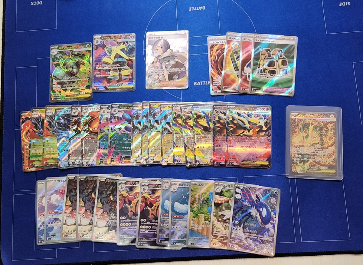 Alien_Baltan_ex's tweet photo. 今日はチーム戦で勝てずにしょんぼりしてましたが、帰ってから家族みんなでストームエメラルダ2箱開封したらメガレックウザSAR出て全員で「うぉーーーー！」ってなって元気出ました！笑
メガレックウザRRも3枚あるし欲しかったファイアローやメガカラマネロも2枚ずつ引けたので大満足です🥹 https://t.co/QDno2x2PFY