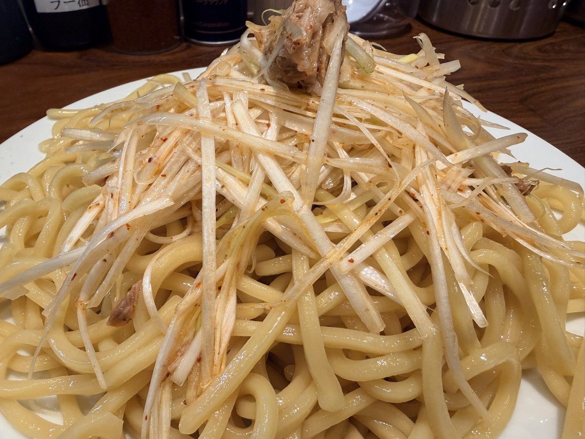 satodomingo's tweet photo. 「山梨うまうまラーメン探訪Vol.301」
「つけそば 七福」さんです‼️

昨日OPENしたばかり☺️
一福、さんぷくさんの系列店
＂つけそば一福直伝の味＂

当然行列に並びました🌼
そしたら鬼ゲリラ雷雨⛈️⛈️⛈️

雨宿りでお祝いの花に紛れながら
腹減らしながら
待った待ったよ約40分

注文するは、ネギつけそば大盛！
・・・・・・食した

美味い美味いよココの店‼️‼️
もちもち太麺を汁にダイブさせ
ネギは汁に浸けると辛味が流れるので

浸けた麺の上に辛ネギ乗せて食べてみて！
何とも言えない旨味の洪水
美味い美味いよココの店‼️‼️

大好きなメンマもたっぷり😍
サイコロチャーシューごろごろ🎲
相当な腹パン💦

〆はスープ割りしてゴックン
嗚呼、、、軽い感動すらある……

昇天‼️

#ラーメン
