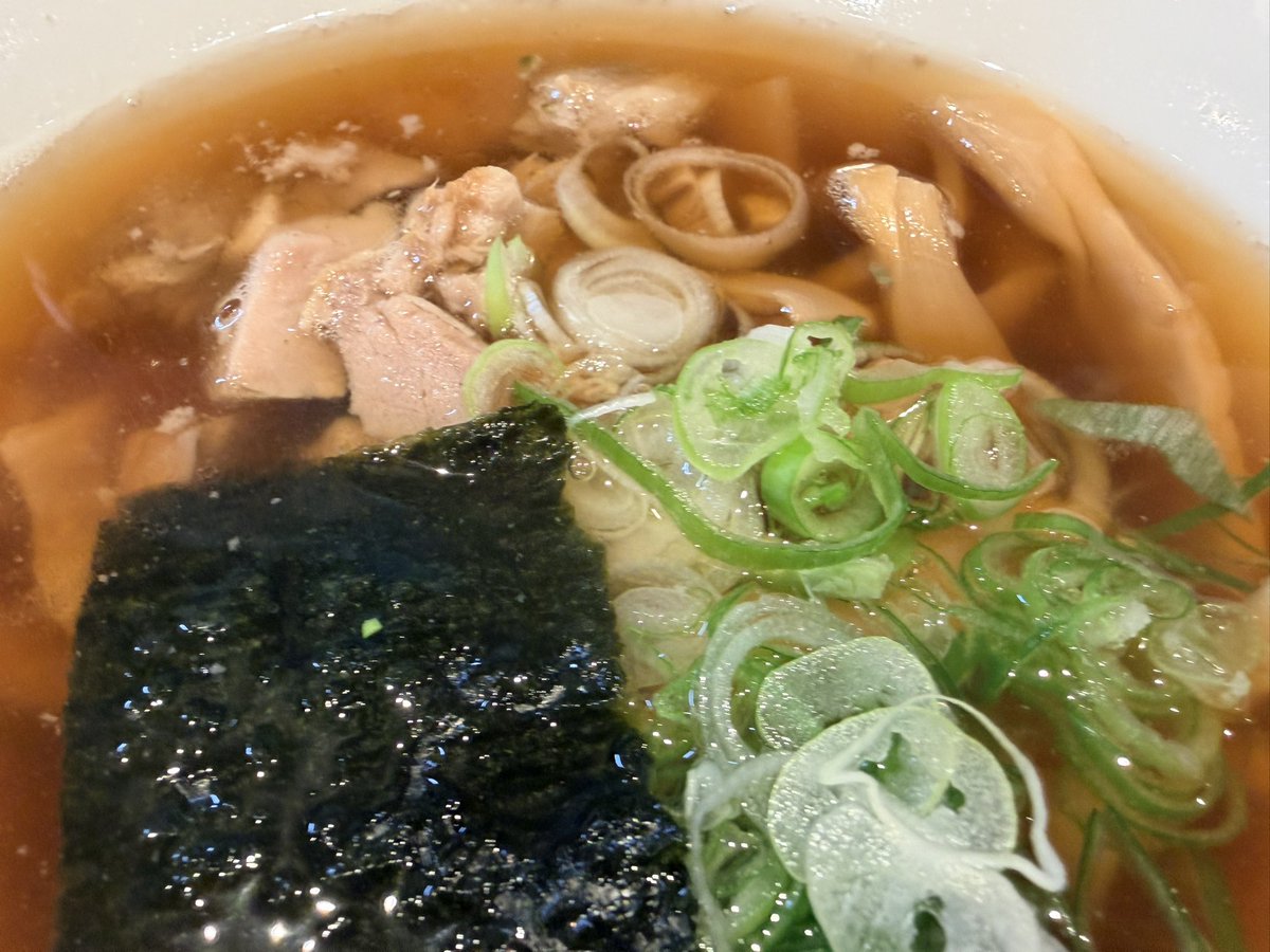 satodomingo's tweet photo. 「山梨うまうまラーメン探訪Vol.301」
「つけそば 七福」さんです‼️

昨日OPENしたばかり☺️
一福、さんぷくさんの系列店
＂つけそば一福直伝の味＂

当然行列に並びました🌼
そしたら鬼ゲリラ雷雨⛈️⛈️⛈️

雨宿りでお祝いの花に紛れながら
腹減らしながら
待った待ったよ約40分

注文するは、ネギつけそば大盛！
・・・・・・食した

美味い美味いよココの店‼️‼️
もちもち太麺を汁にダイブさせ
ネギは汁に浸けると辛味が流れるので

浸けた麺の上に辛ネギ乗せて食べてみて！
何とも言えない旨味の洪水
美味い美味いよココの店‼️‼️

大好きなメンマもたっぷり😍
サイコロチャーシューごろごろ🎲
相当な腹パン💦

〆はスープ割りしてゴックン
嗚呼、、、軽い感動すらある……

昇天‼️

#ラーメン