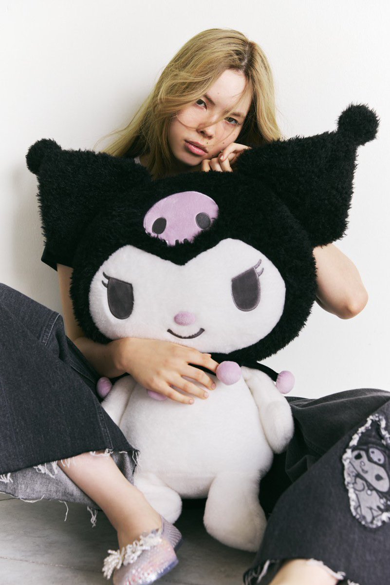 mashsanriohouse's tweet photo. \BIGな癒しが仲間入り🎀🖤🩷/

【OFFICIAL ONLINE STORE限定】
大人気のLLサイズぬいぐるみに、マイメロディとクロミが新登場✨

約50cmのビッグサイズで、思わずぎゅっと抱きしめたくなるふわふわな抱き心地☁️
ソファやベッドにちょこんと置けば、お部屋がもっと特別な空間に🍒

今すぐチェック💨
https://t.co/gyyVawudJP